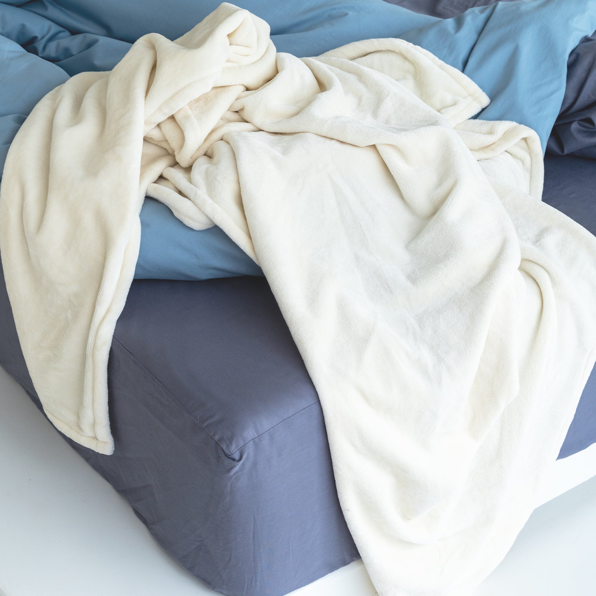 Minocasa Flannel Fleece Oversized Throw Blanket on Bed