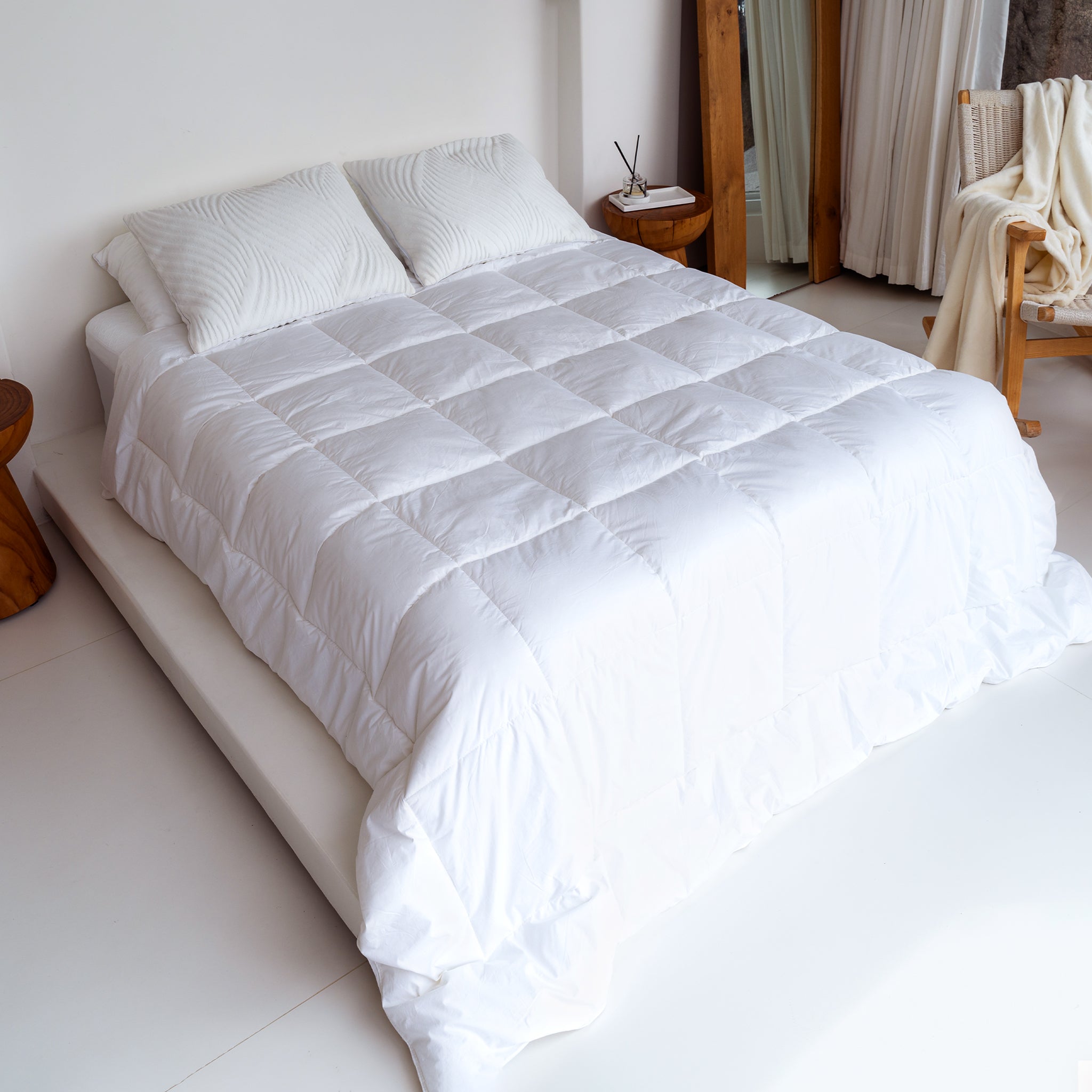 Minocasa SeasonBreeze Luxe Oversized Comforter Bed
