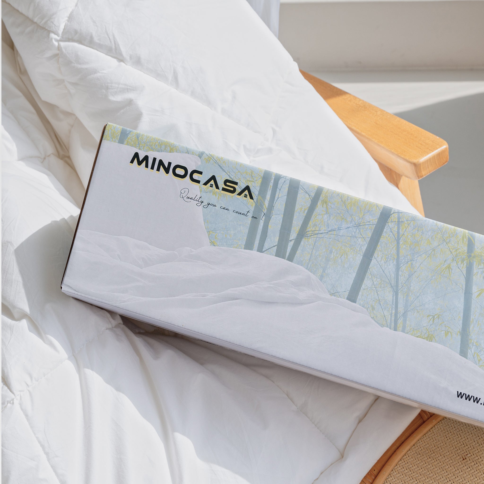Minocasa SeasonBreeze Luxe Thick Comforter and Packaging Zoom